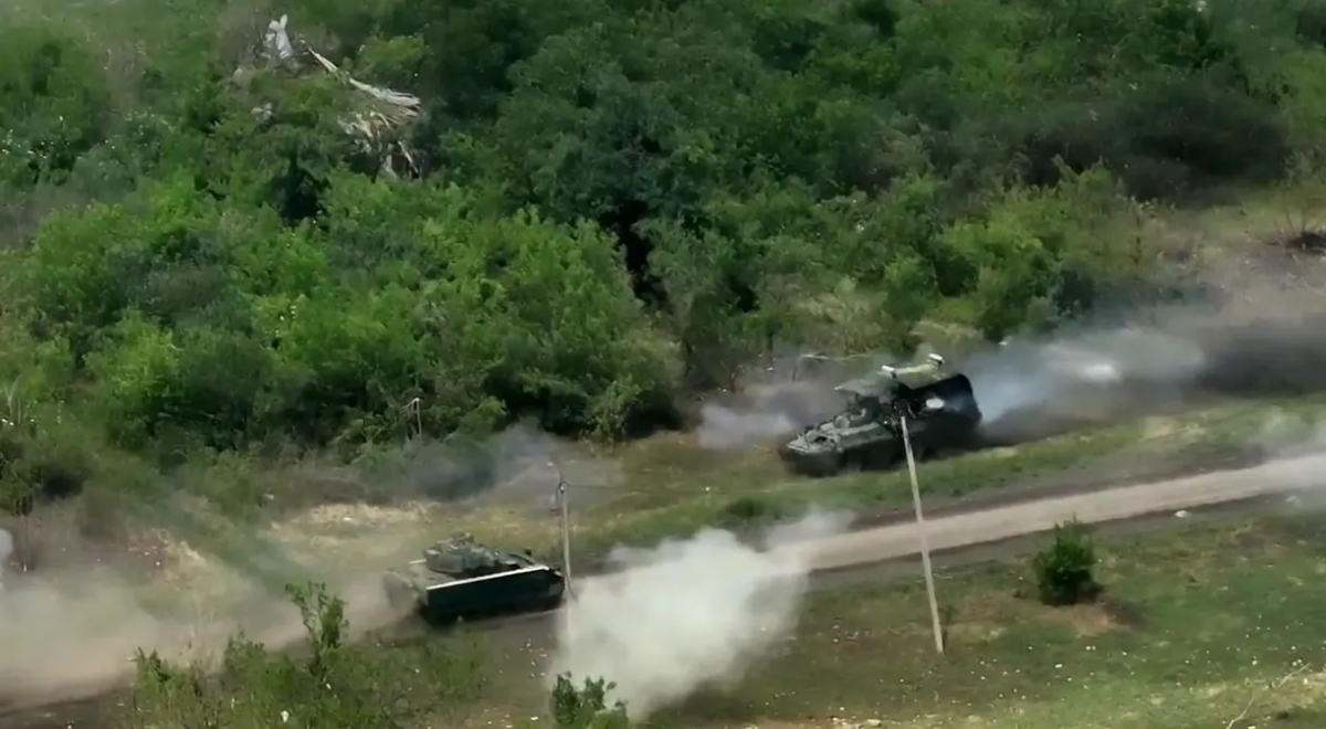 Xe thiết giáp Nga BTR-82 và Ukraine M-2 lao thẳng vào nhau gần Avdiivka